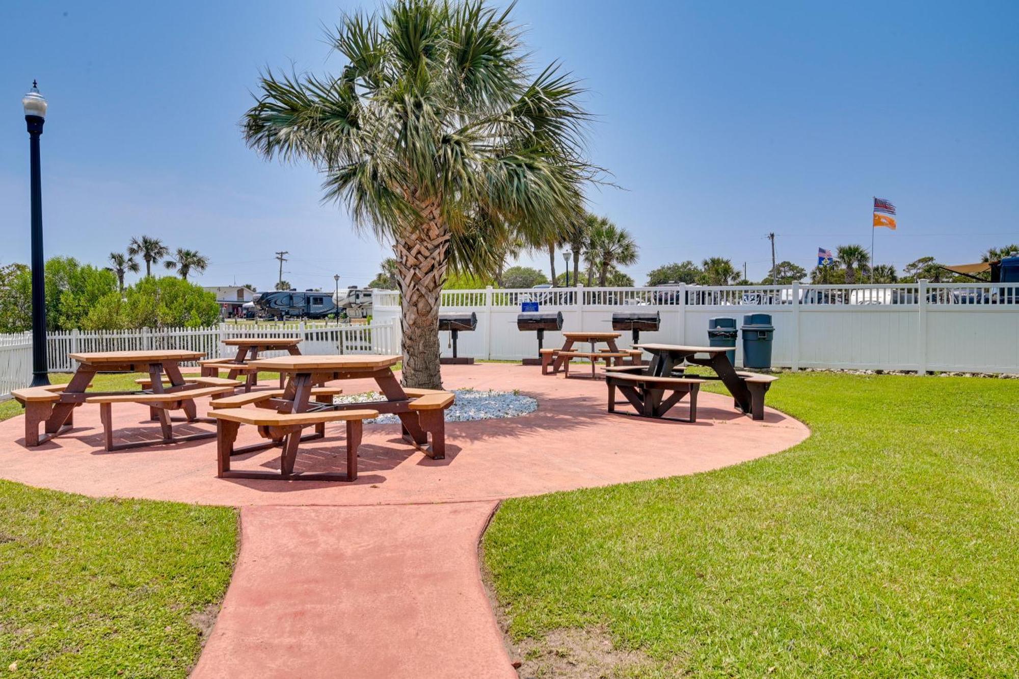 Myrtle With Patio, And Pool Access! Myrtle Beach