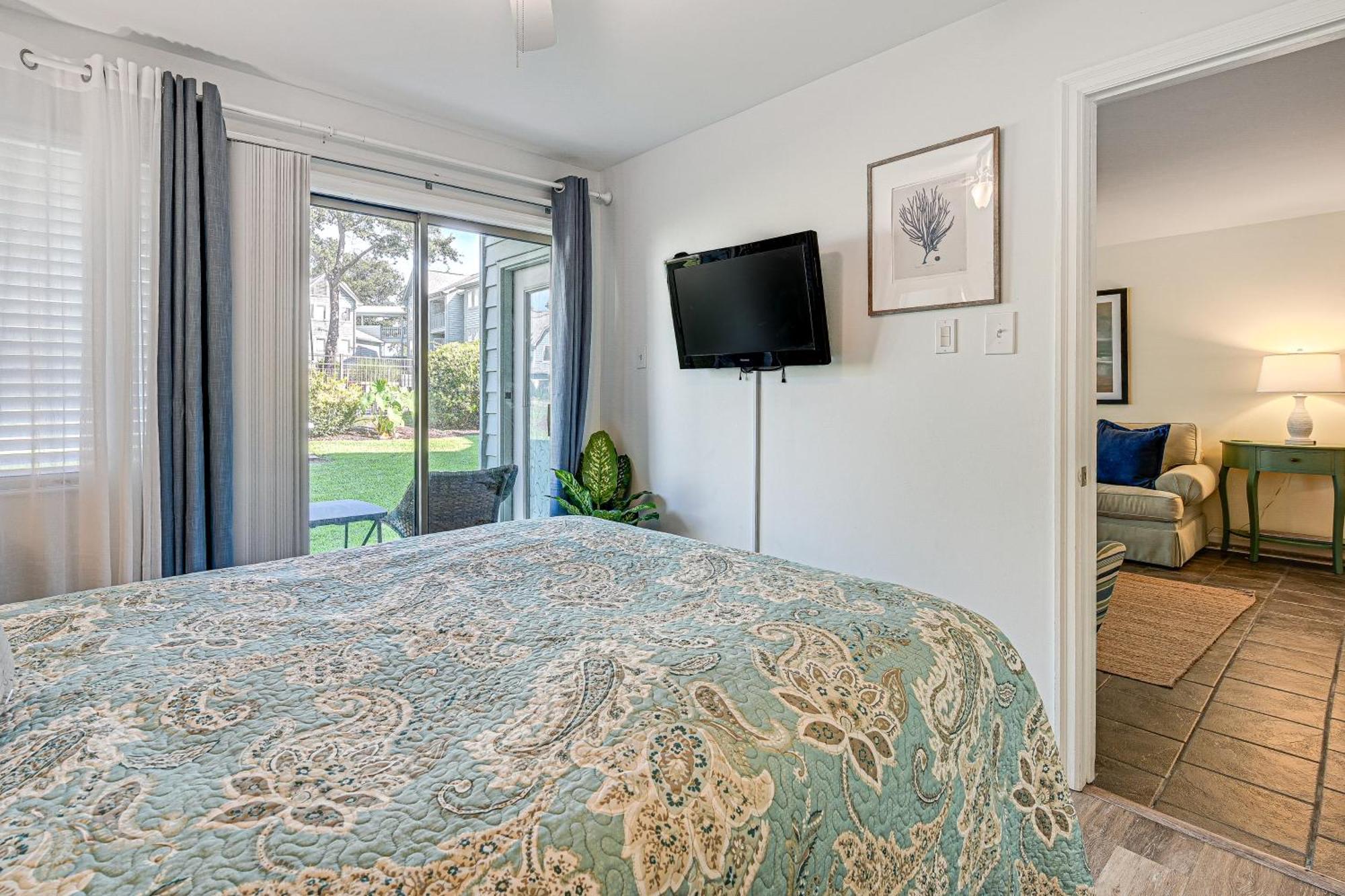 Myrtle With Patio, And Pool Access! *