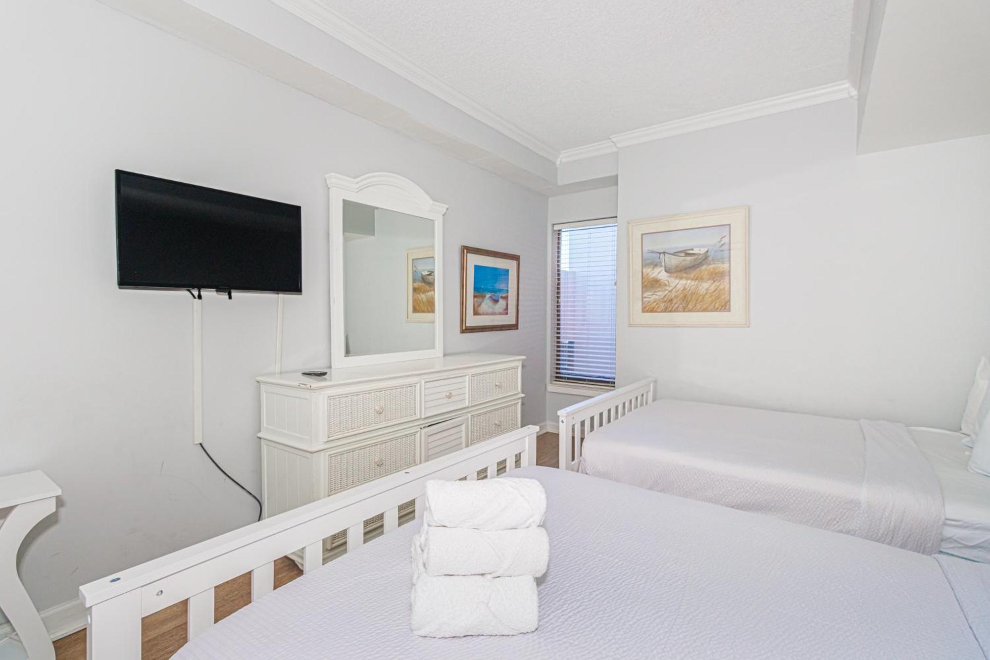 Ocean View 2 Bedroom With Great Views! Palace 413 *
