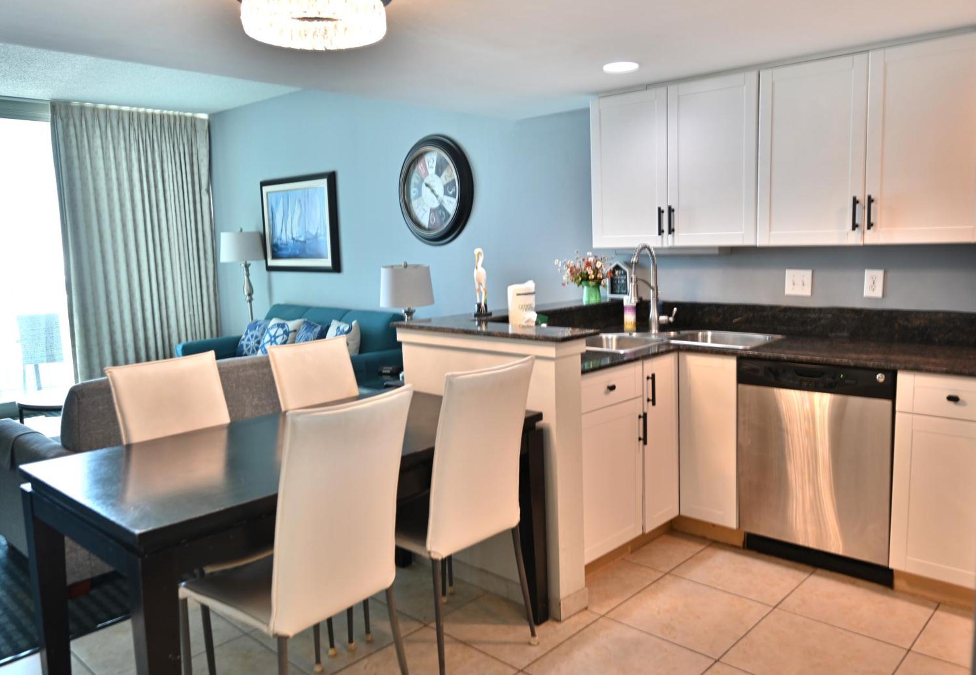Apartment Stunning Ocean Front 2bd On The Second Floor, In Heart Of Mb *