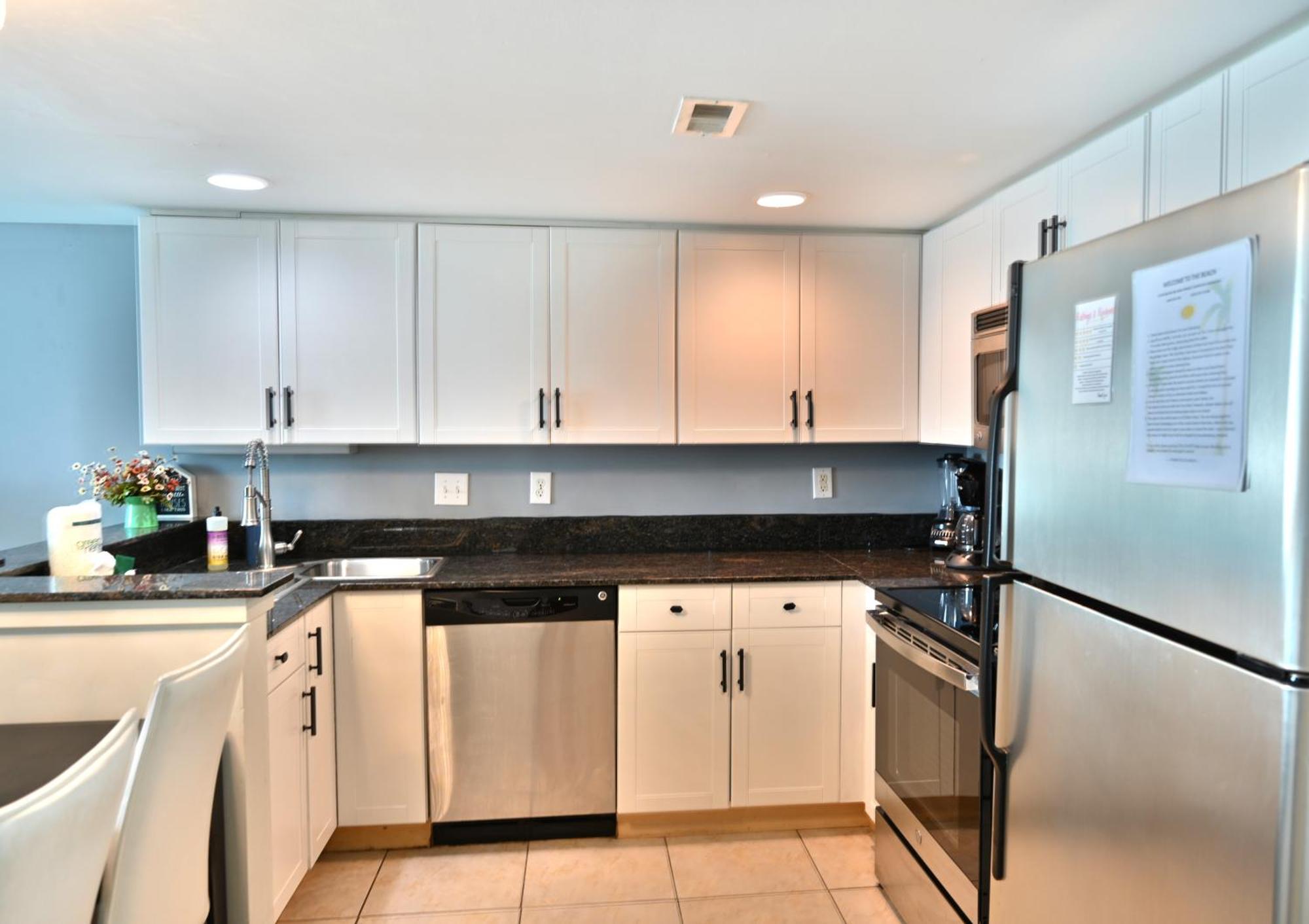 Apartment Stunning Ocean Front 2bd On The Second Floor, In Heart Of Mb
