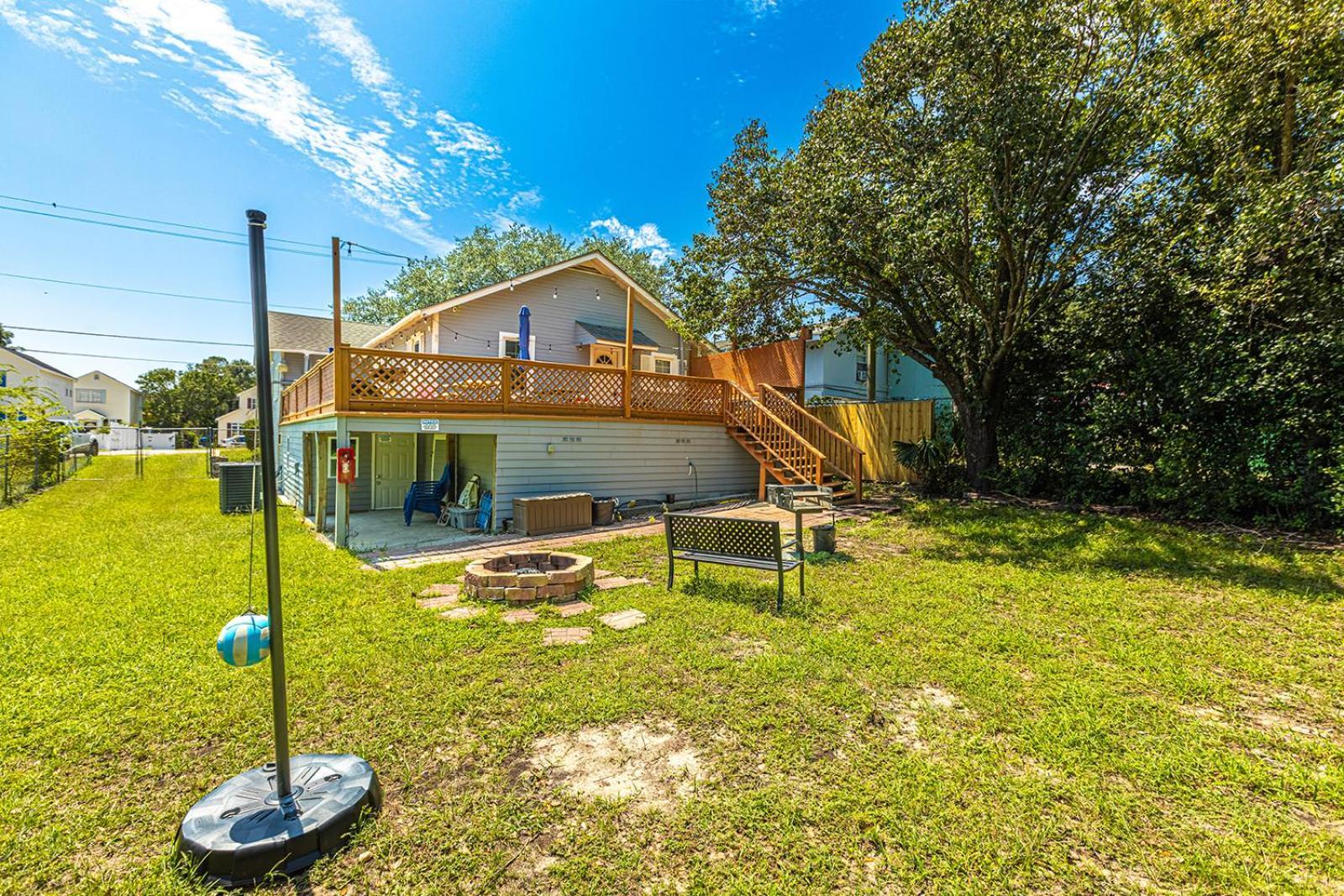 Gorgeous Centrally Located Ocean View 2 King, Huge Private Yard & Deck, Firepit, Bbq, & Game Tables