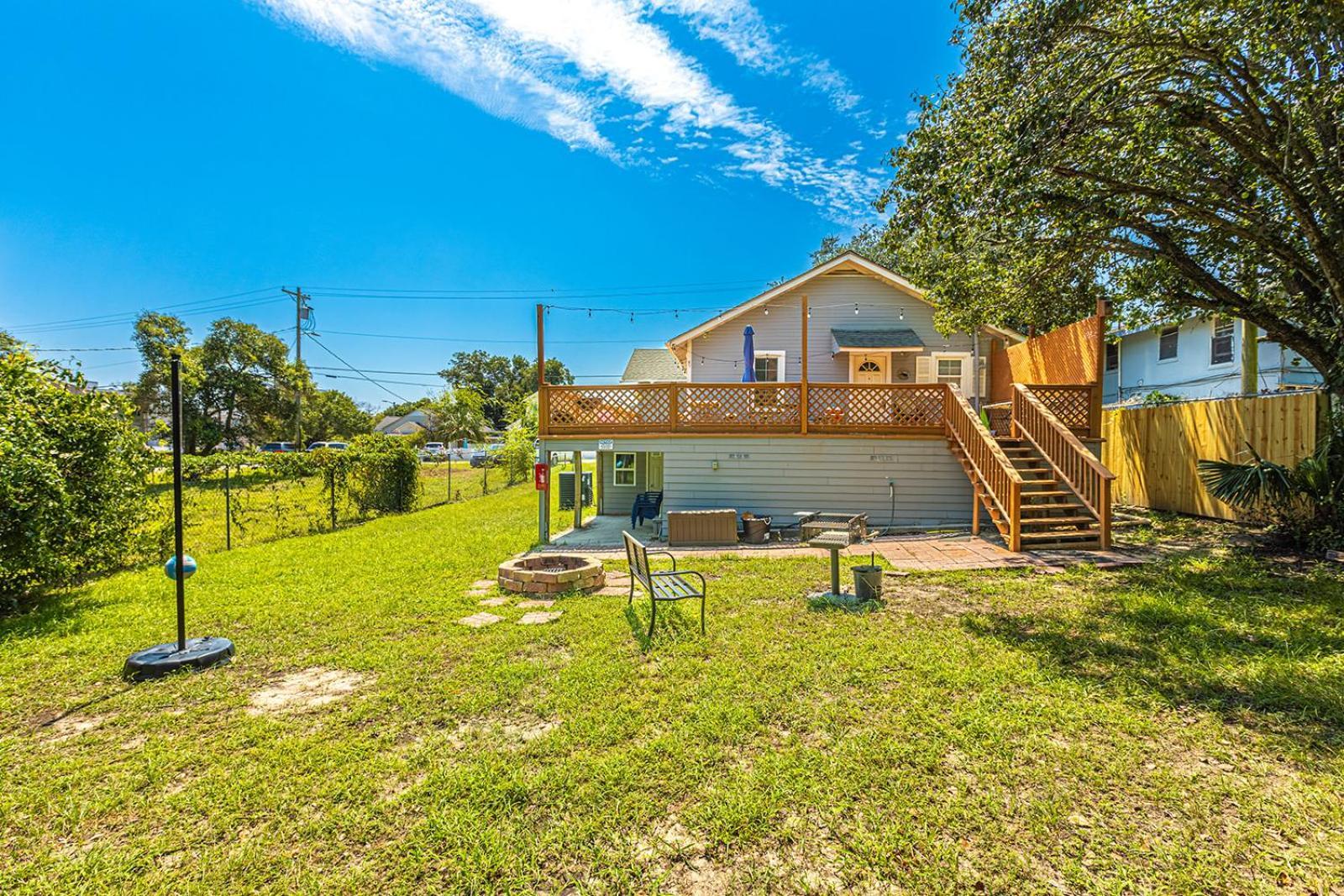 Gorgeous Centrally Located Ocean View 2 King, Huge Private Yard & Deck, Firepit, Bbq, & Game Tables