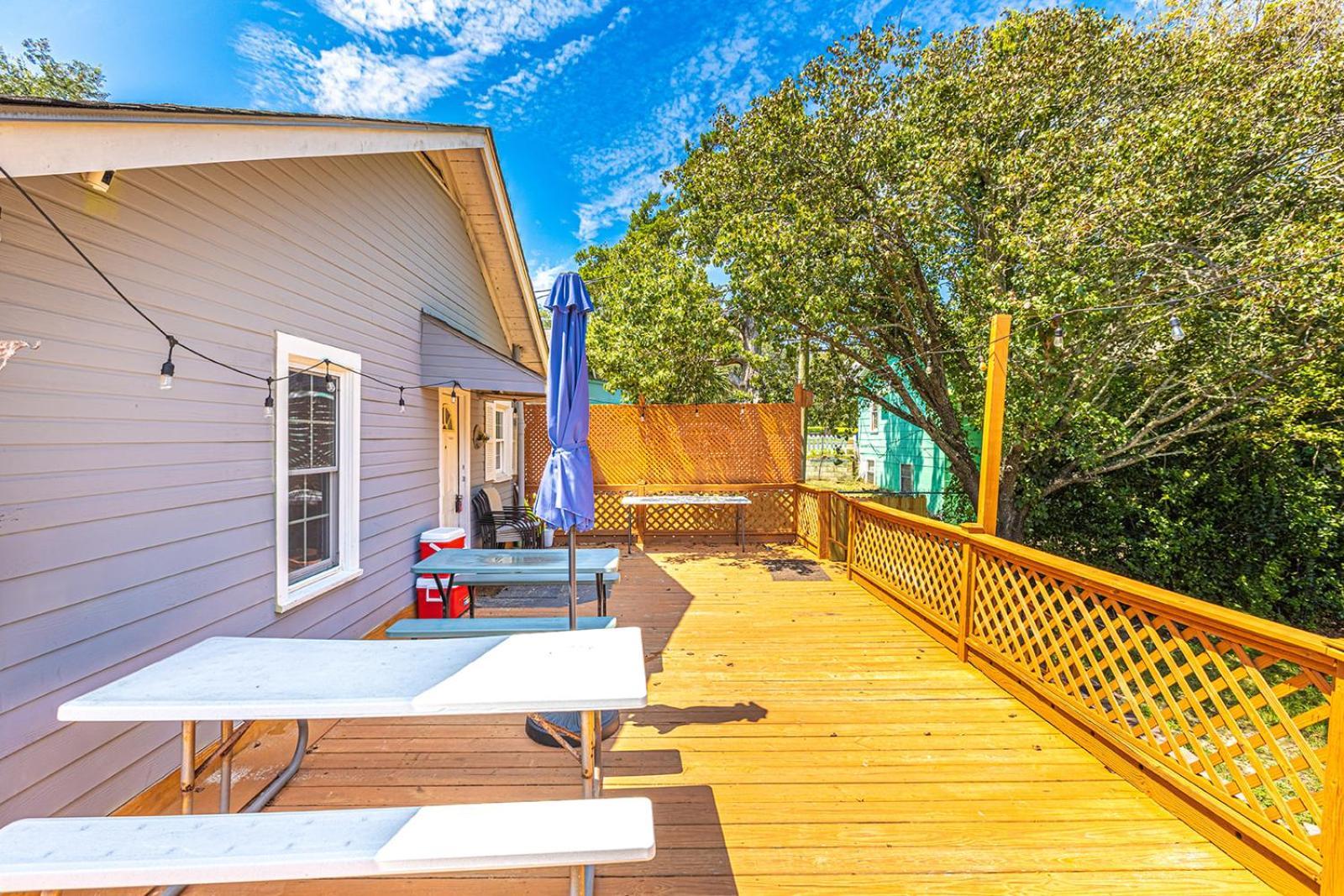 Gorgeous Centrally Located Ocean View 2 King, Huge Private Yard & Deck, Firepit, Bbq, & Game Tables * Myrtle Beach