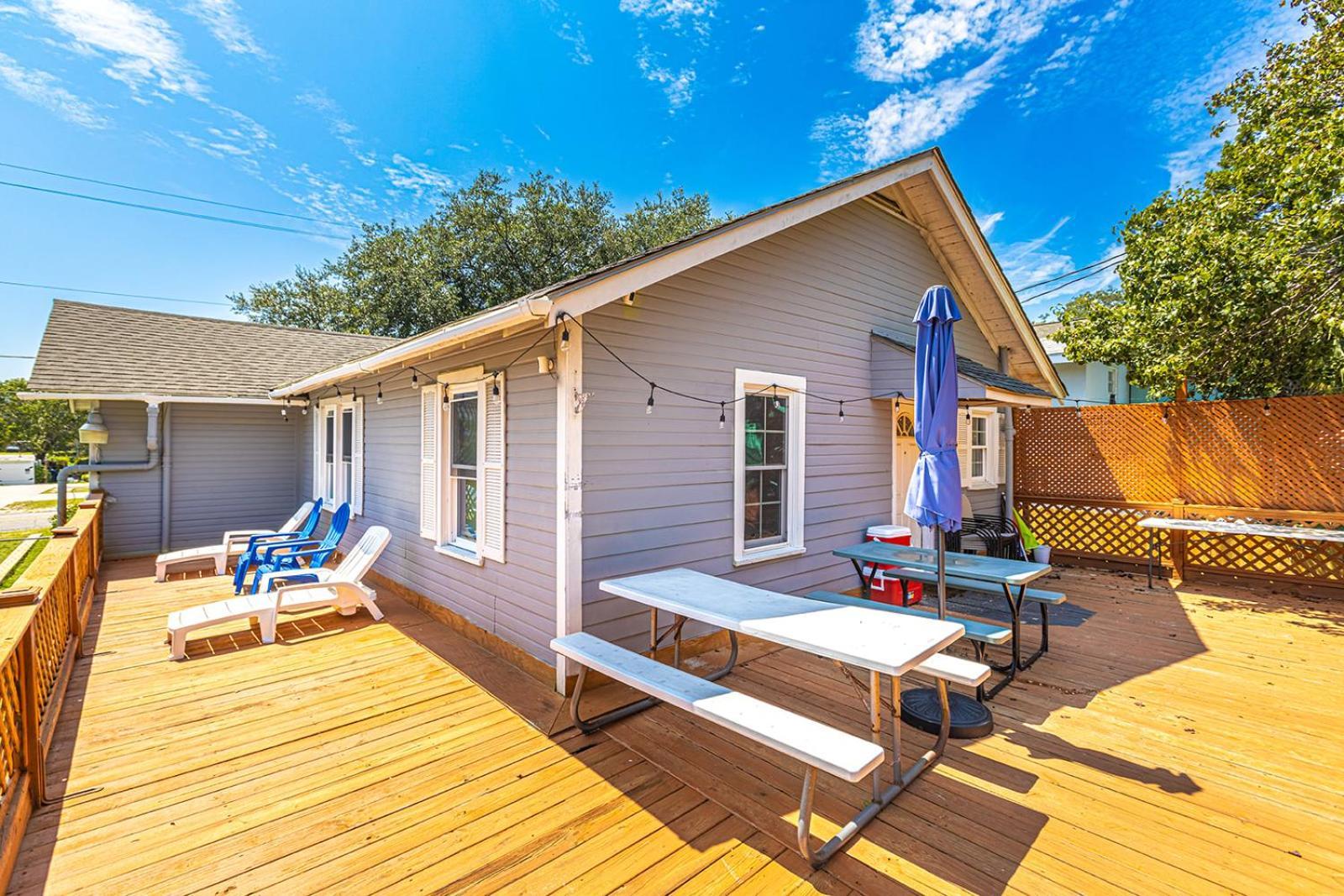 Gorgeous Centrally Located Ocean View 2 King, Huge Private Yard & Deck, Firepit, Bbq, & Game Tables