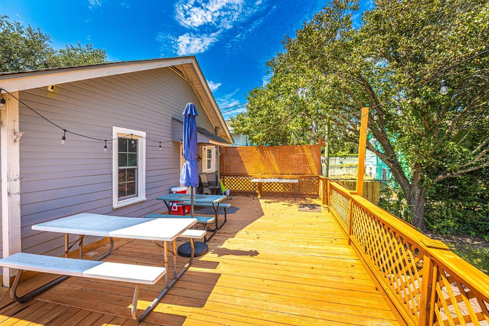 Gorgeous Centrally Located Ocean View 2 King, Huge Private Yard & Deck, Firepit, Bbq, & Game Tables Holiday home