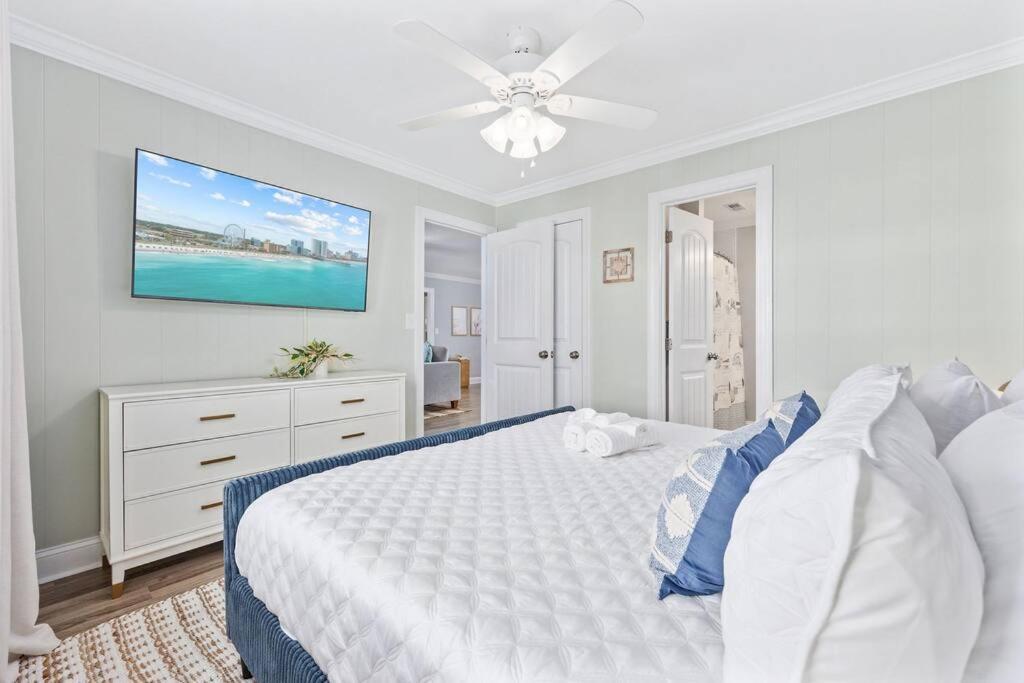 The Dock House-private Dock-two Blocks To Holiday home Myrtle Beach