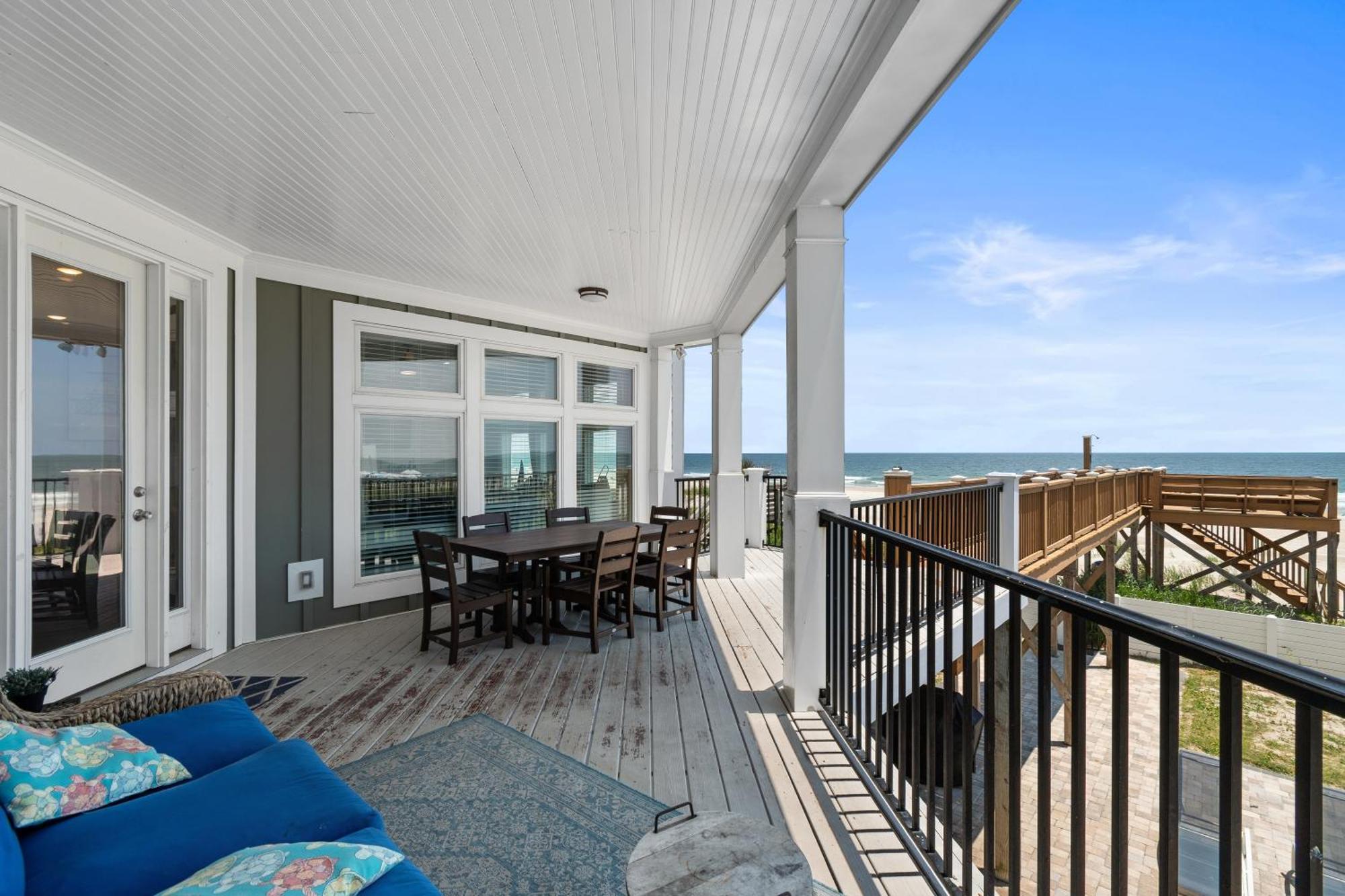 Ocean Breeze - Ocean Front, 7 Bedroom Holiday home *