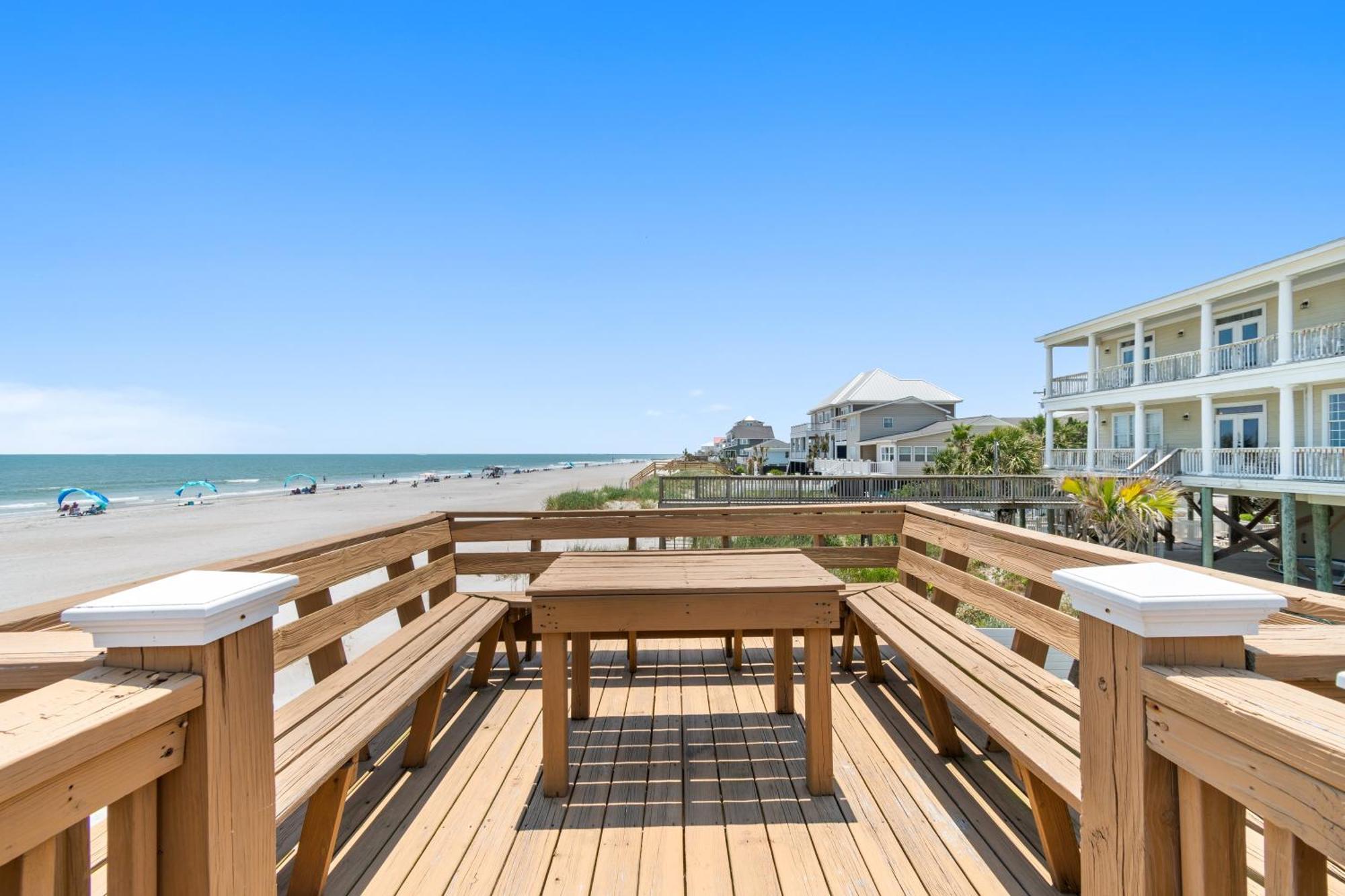 Ocean Breeze - Ocean Front, 7 Bedroom Holiday home
