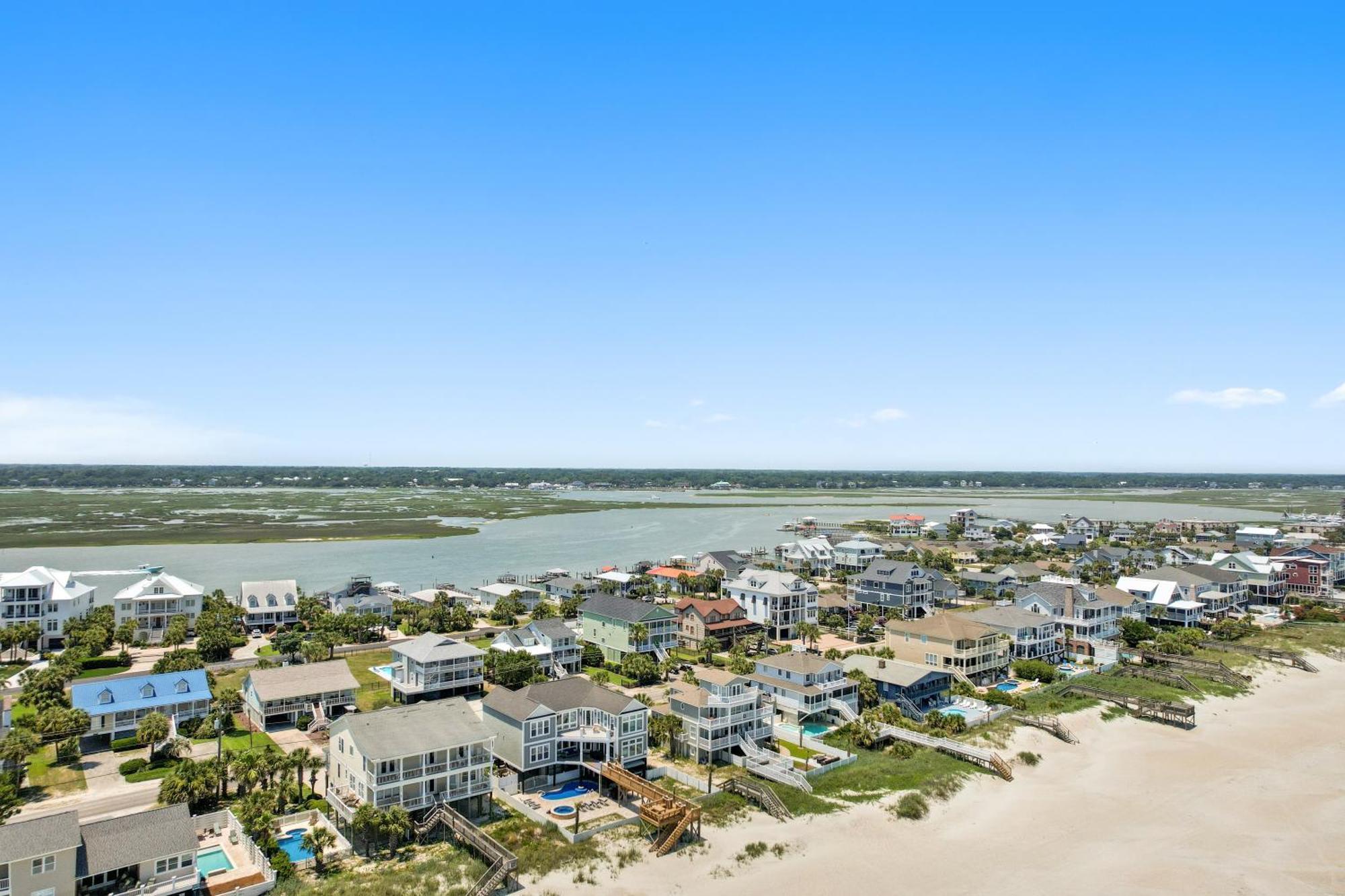 Ocean Breeze - Ocean Front, 7 Bedroom Holiday home