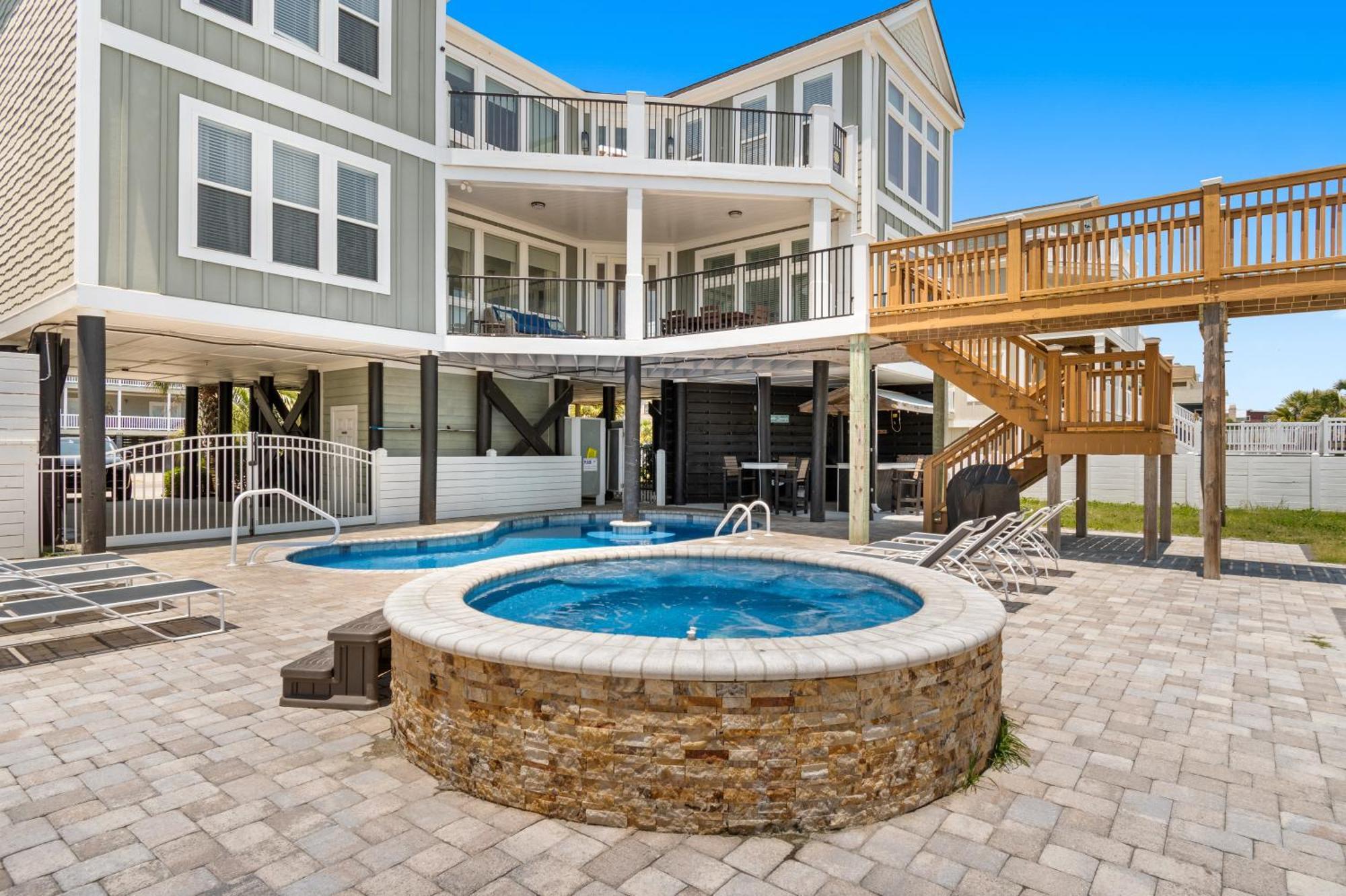 Ocean Breeze - Ocean Front, 7 Bedroom Holiday home Myrtle Beach