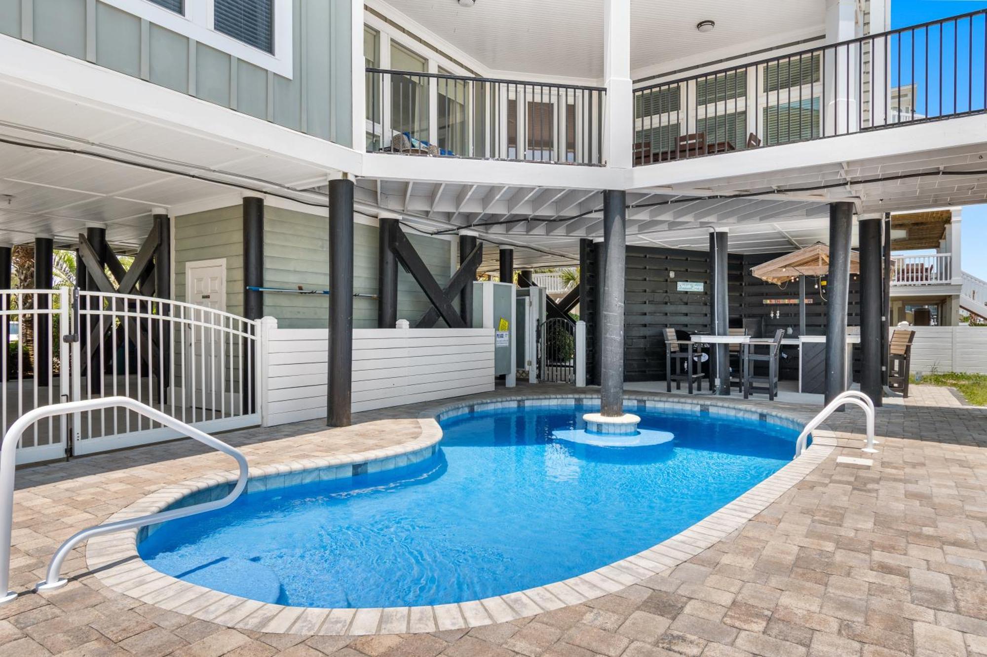 Ocean Breeze - Ocean Front, 7 Bedroom *
