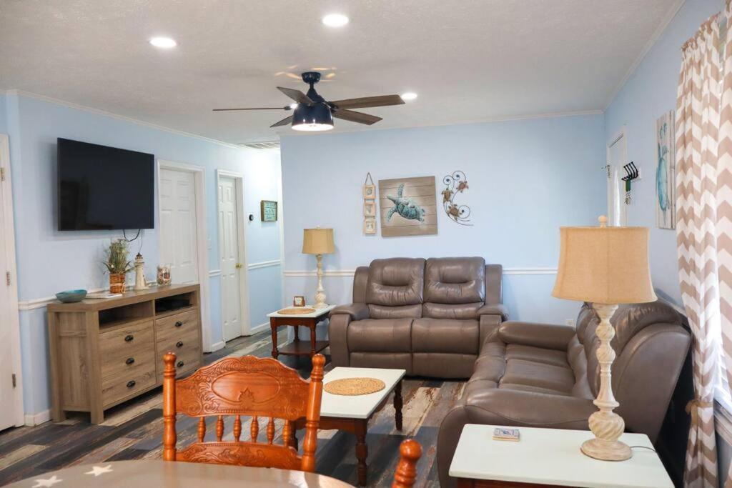 8020 Ocean Lakes Pet Friendly Golf Cart Included-beach Bum Holiday home *