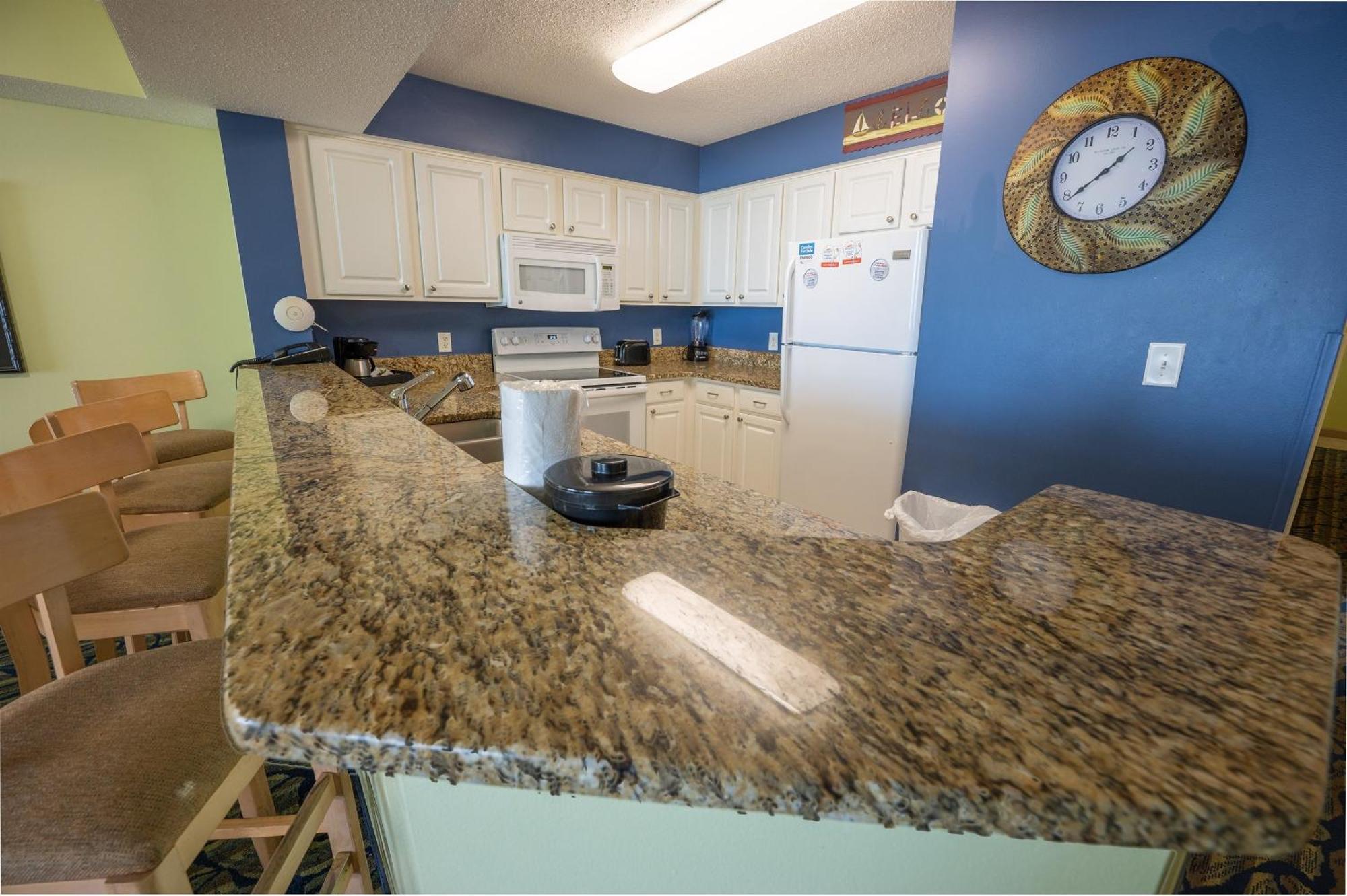 Spacious 3 Bedroom With Immaculate Oceanfront Views! Paradise 1610 *