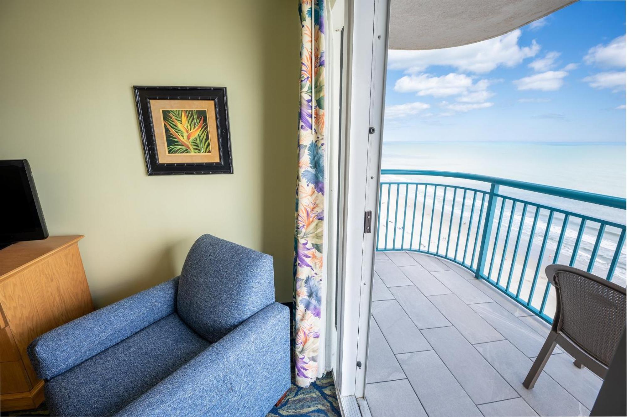 Spacious 3 Bedroom With Immaculate Oceanfront Views! Paradise 1610