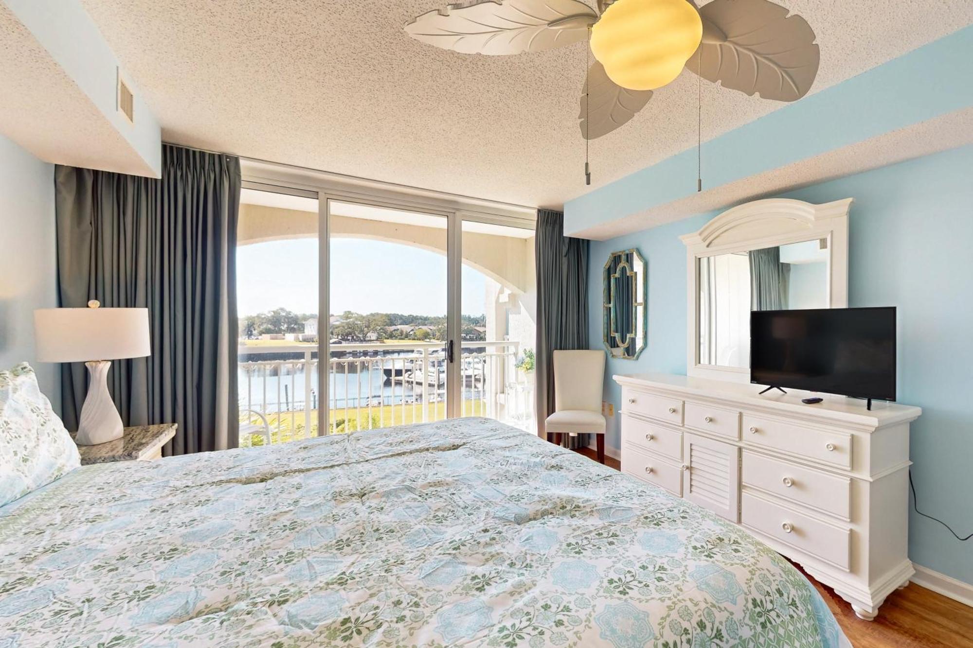 Yacht Club 2-303 *