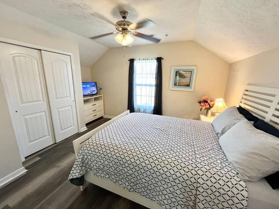 Spacious 3-br Cottage, 2 Blocks To Myrtle Beach