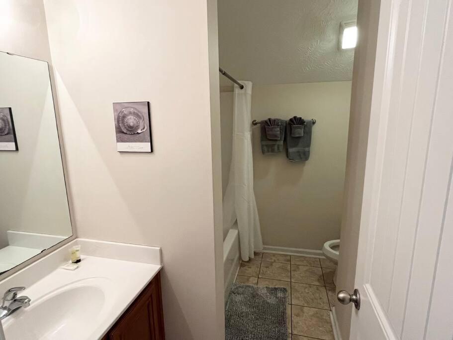 Spacious 3-br Cottage, 2 Blocks To *