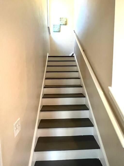 Spacious 3-br Cottage, 2 Blocks To Holiday home *