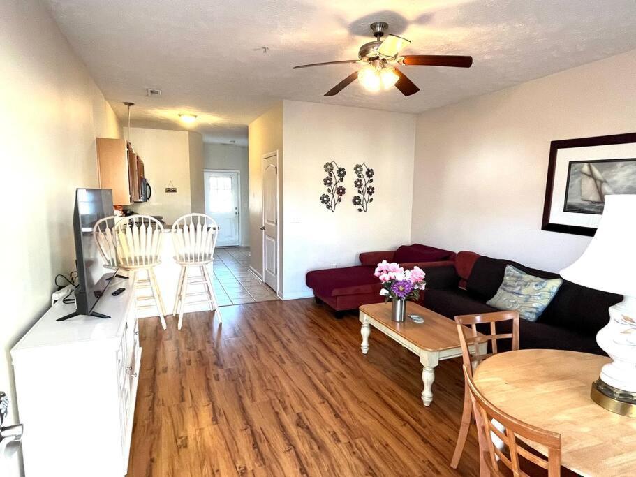 Spacious 3-br Cottage, 2 Blocks To