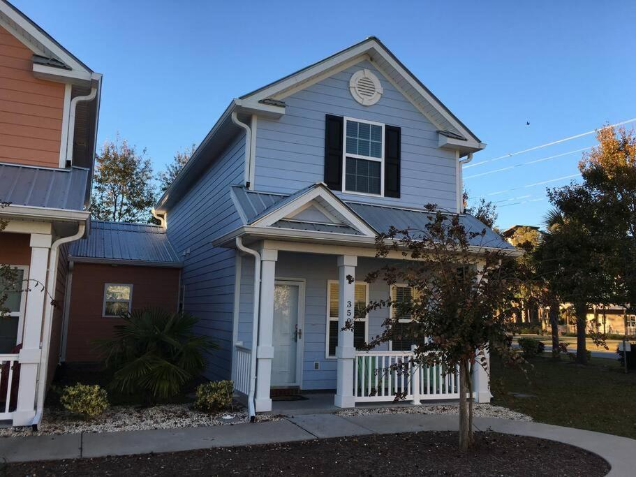 Spacious 3-br Cottage, 2 Blocks To Holiday home