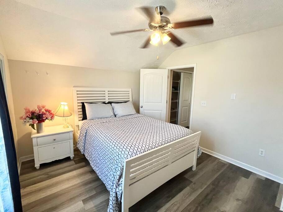 Holiday home Spacious 3-br Cottage, 2 Blocks To *