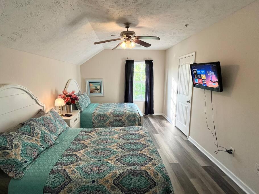 Spacious 3-br Cottage, 2 Blocks To Holiday home *