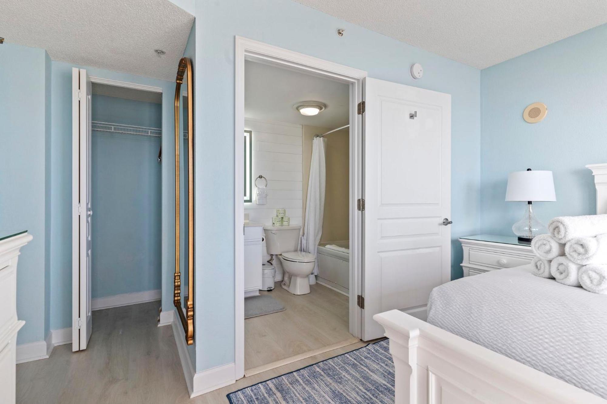 Beautifully Renovated Oceanfront 2 Bedroom With Oversized Balcony! Bay Watch 509 Holiday home