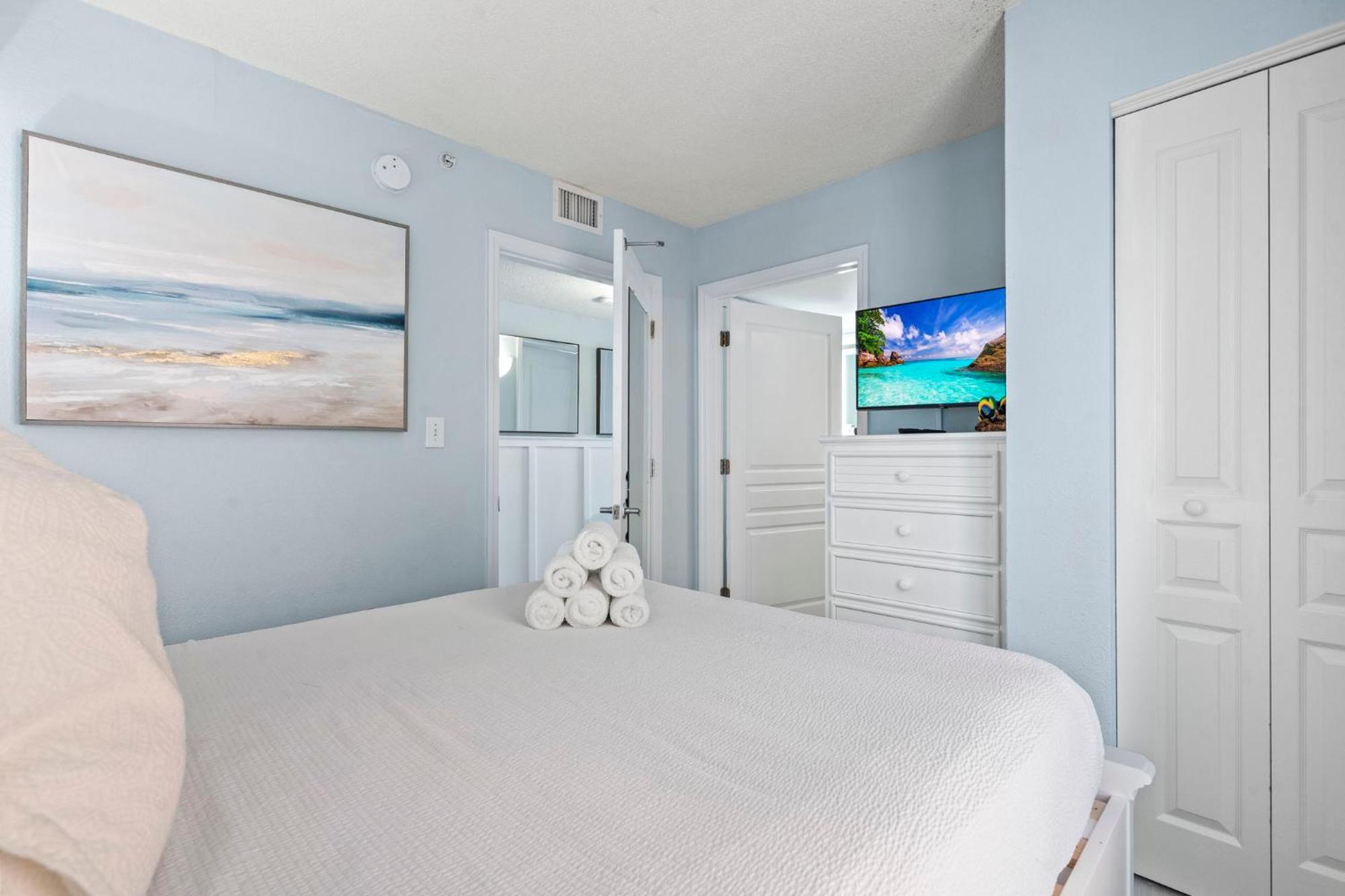 Holiday home Beautifully Renovated Oceanfront 2 Bedroom With Oversized Balcony! Bay Watch 509