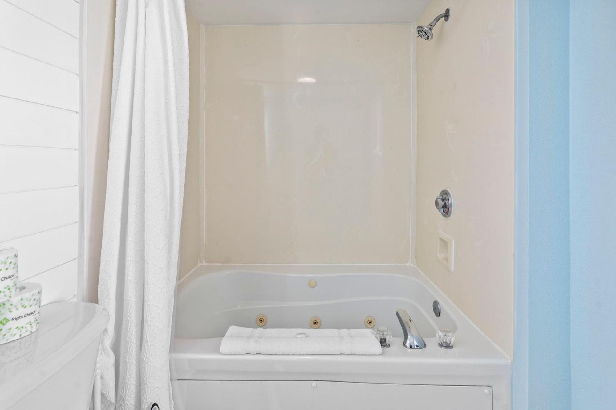 Holiday home Beautifully Renovated Oceanfront 2 Bedroom With Oversized Balcony! Bay Watch 509 Myrtle Beach