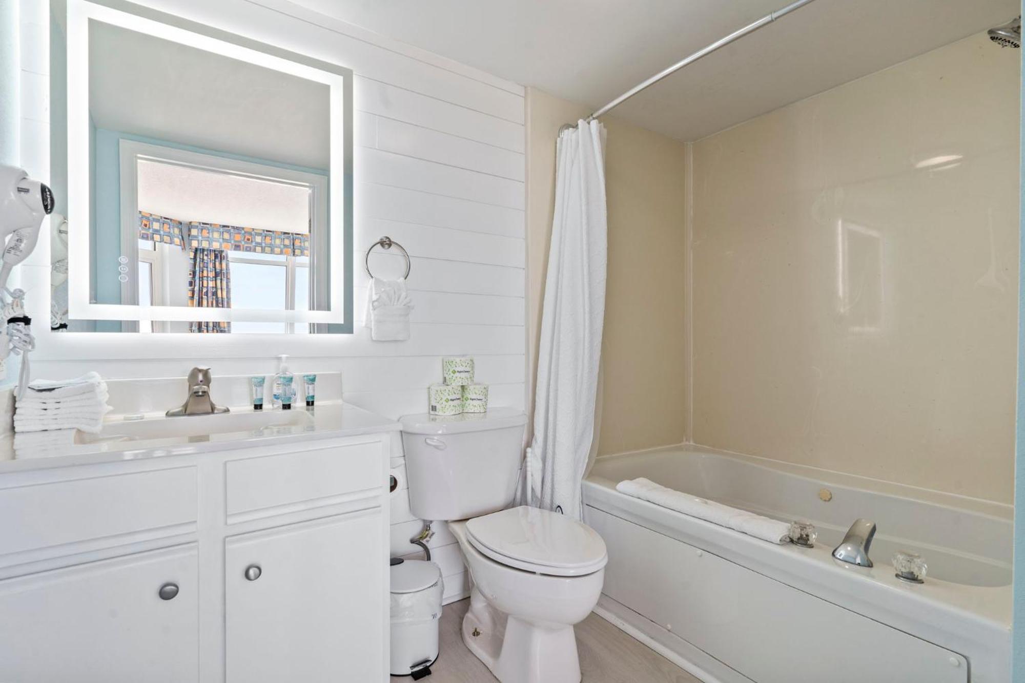 Beautifully Renovated Oceanfront 2 Bedroom With Oversized Balcony! Bay Watch 509 Holiday home *