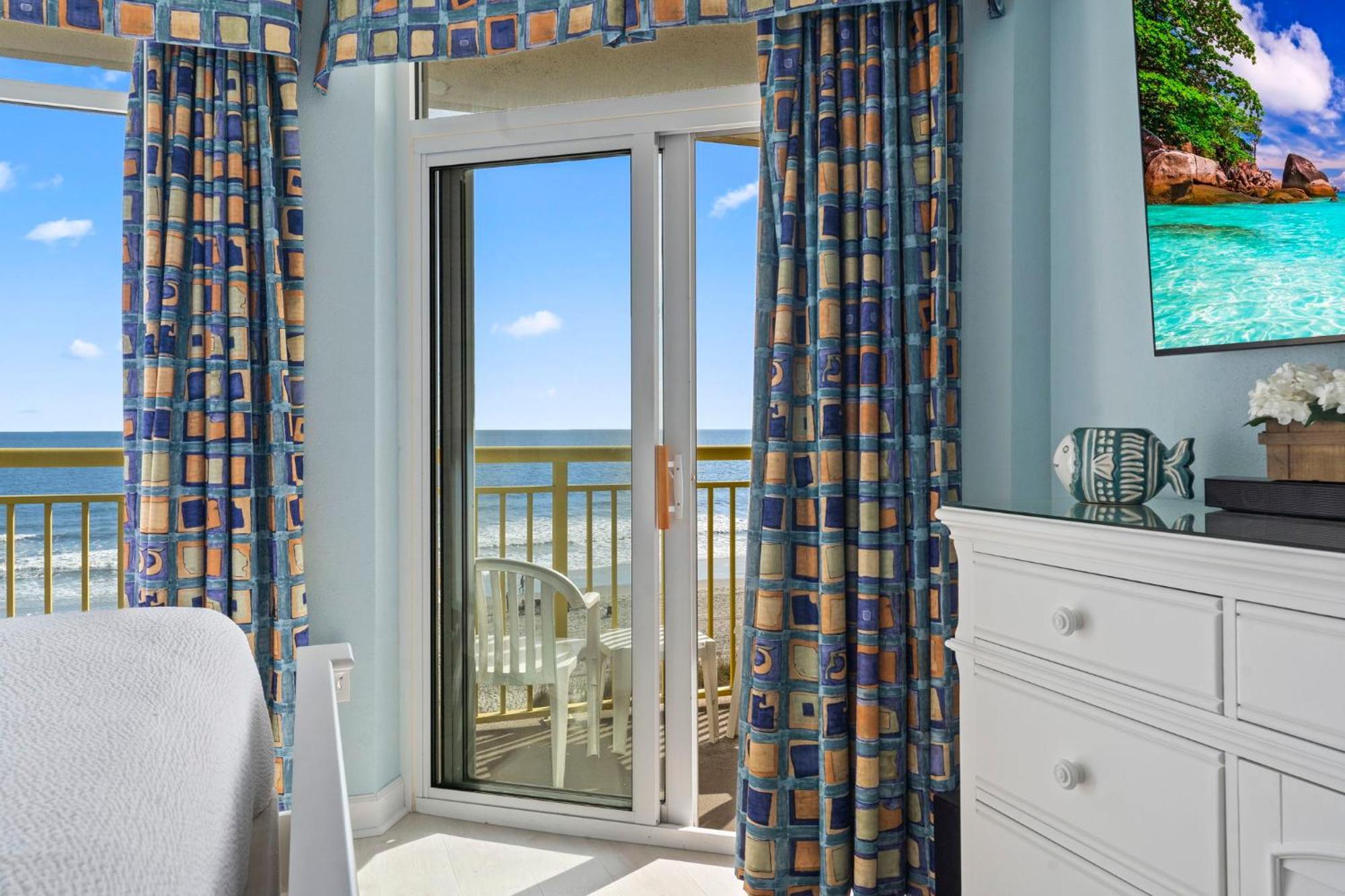 Beautifully Renovated Oceanfront 2 Bedroom With Oversized Balcony! Bay Watch 509 Holiday home