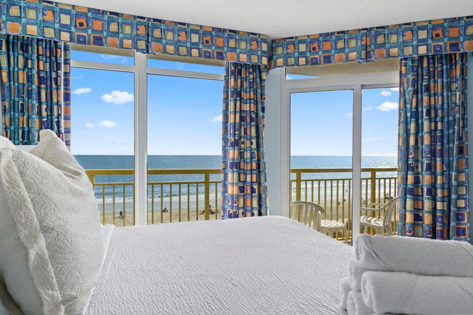 Beautifully Renovated Oceanfront 2 Bedroom With Oversized Balcony! Bay Watch 509 Holiday home *