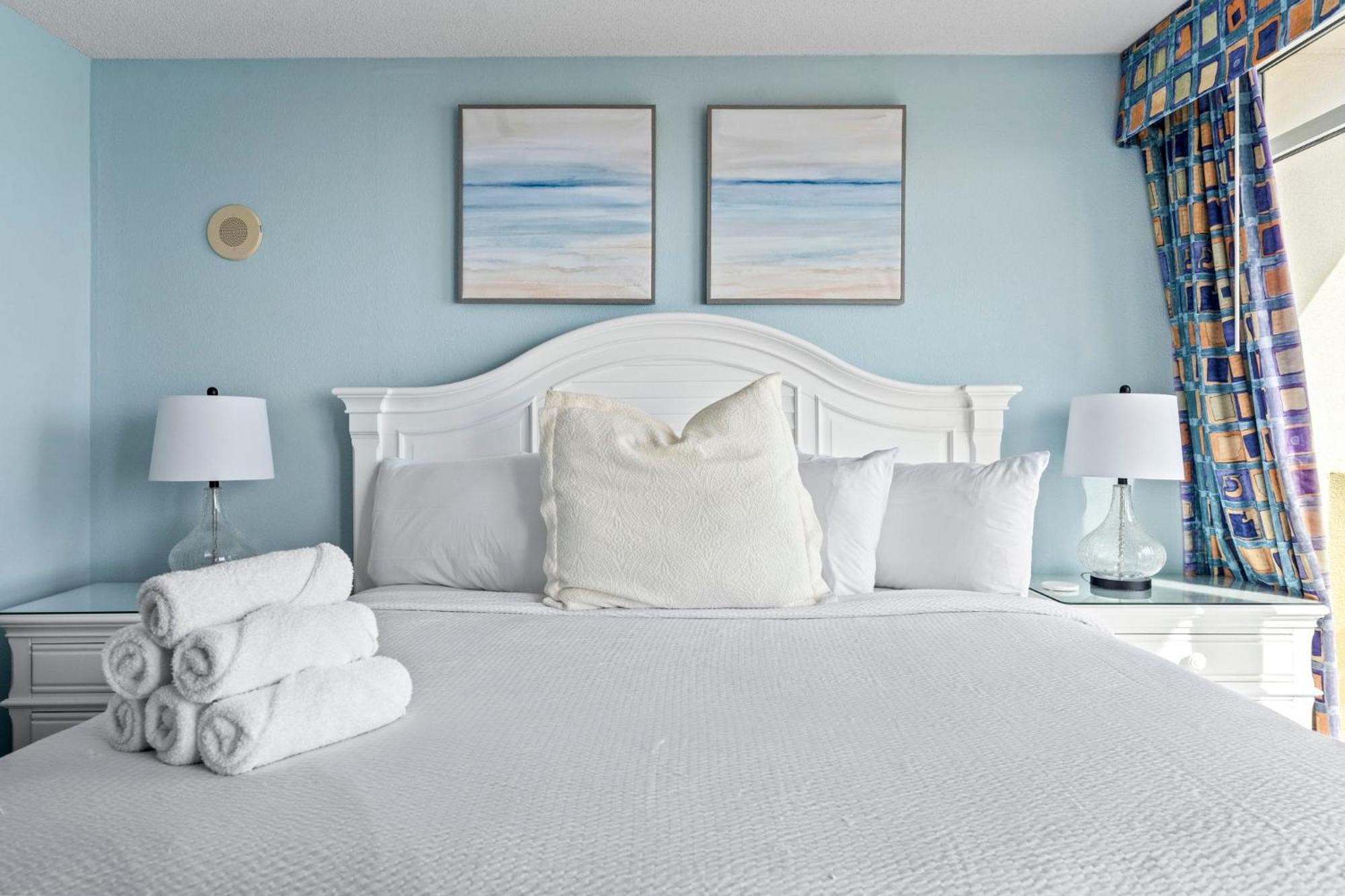 Holiday home Beautifully Renovated Oceanfront 2 Bedroom With Oversized Balcony! Bay Watch 509 *