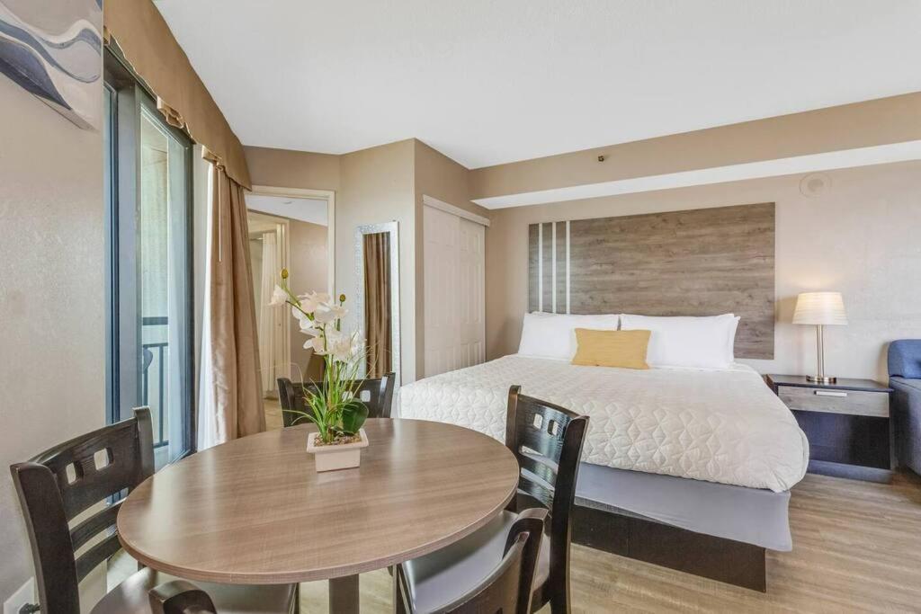 Relaxing Vibes At Our Oceanfront Suite! Pg 726