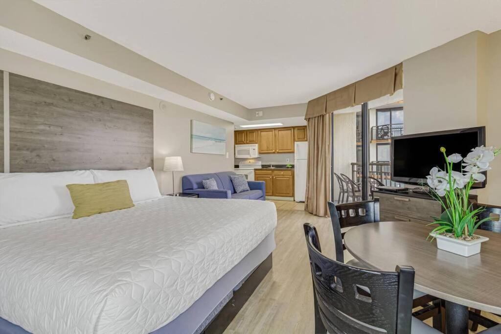 Relaxing Vibes At Our Oceanfront Suite! Pg 726 *