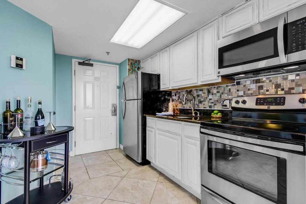 Luxurious Oceanfront Suite, Prime Loc & Dogs Ok! 1502 Apartment