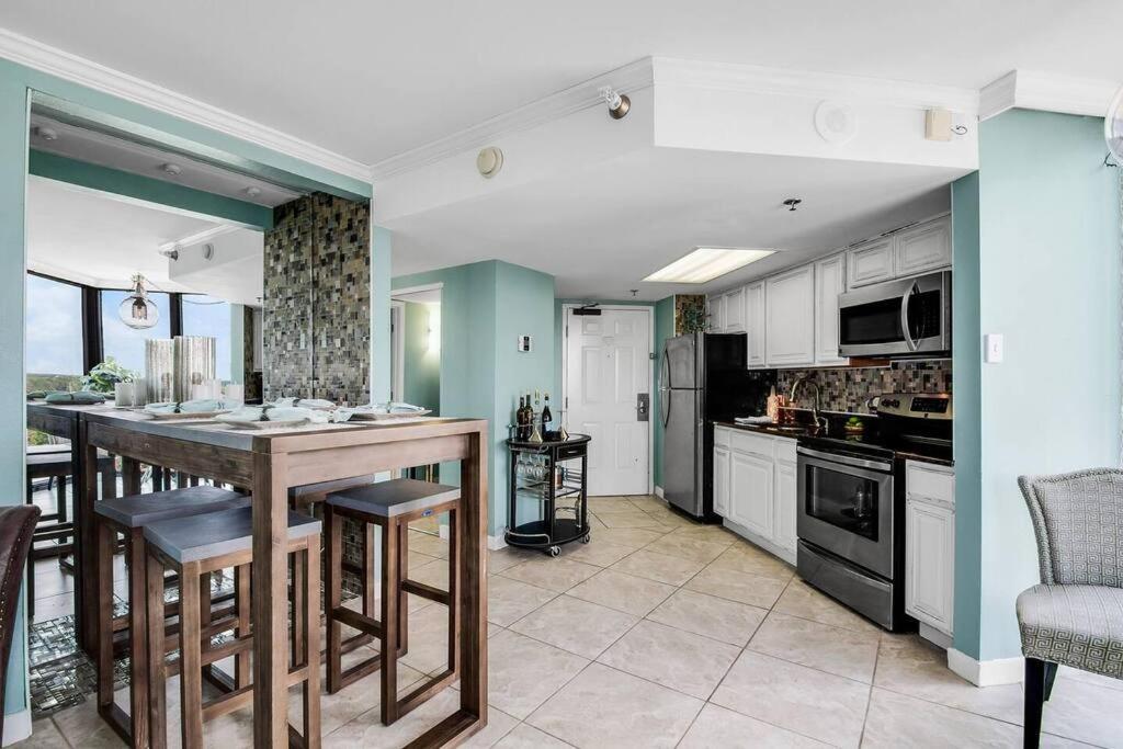 Luxurious Oceanfront Suite, Prime Loc & Dogs Ok! 1502 Apartment