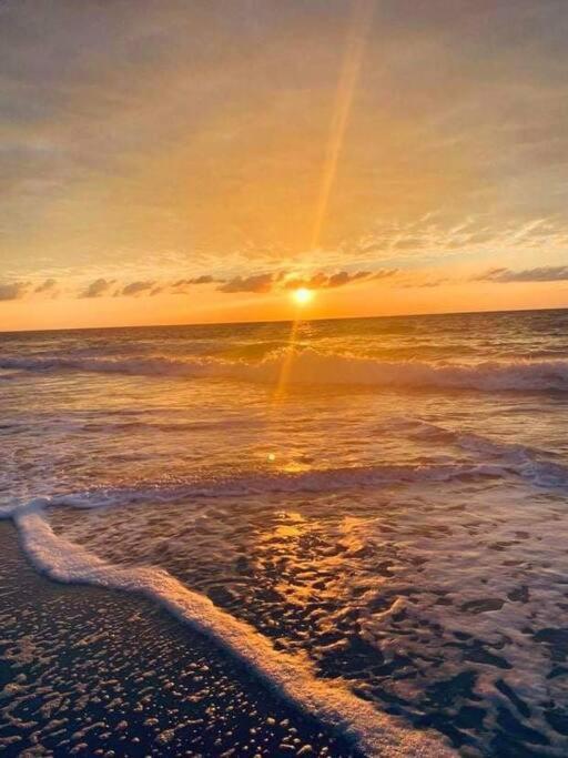 1131 Sea Forever Oceanfront Apartment *