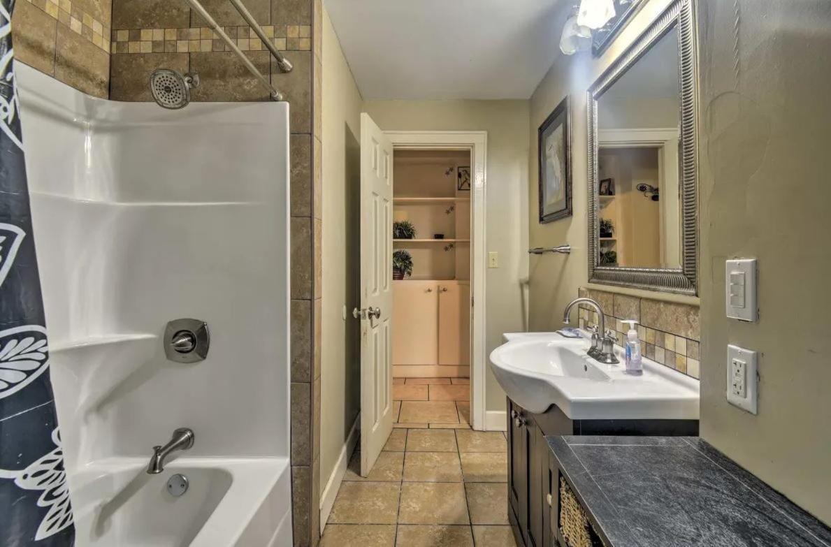 Dazzling Centrally Located Ocean View W 2 Kings, Huge Private Yard, 2 Decks, Firepit, Bbq Holiday home