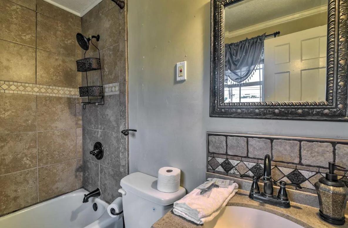 Holiday home Dazzling Centrally Located Ocean View W 2 Kings, Huge Private Yard, 2 Decks, Firepit, Bbq *