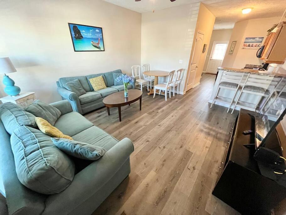 Holiday home Lovely 2-level 2-br Cottage, 2 Blocks To *