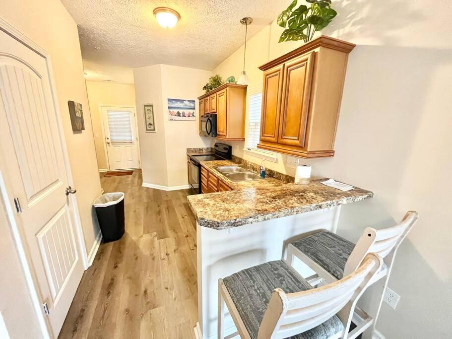 Lovely 2-level 2-br Cottage, 2 Blocks To Holiday home