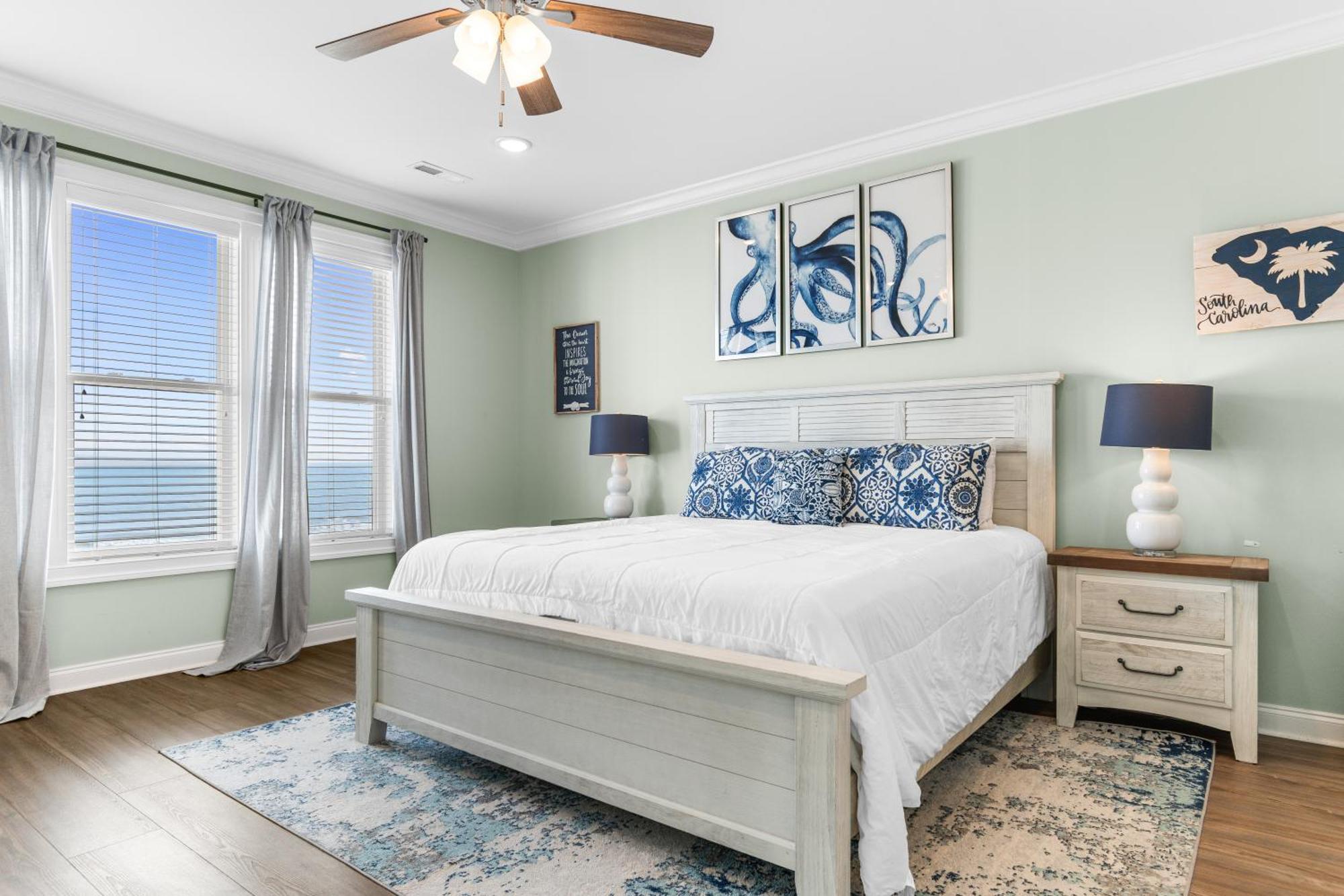Ocean Breeze - Ocean Front, 7 Bedroom Holiday home