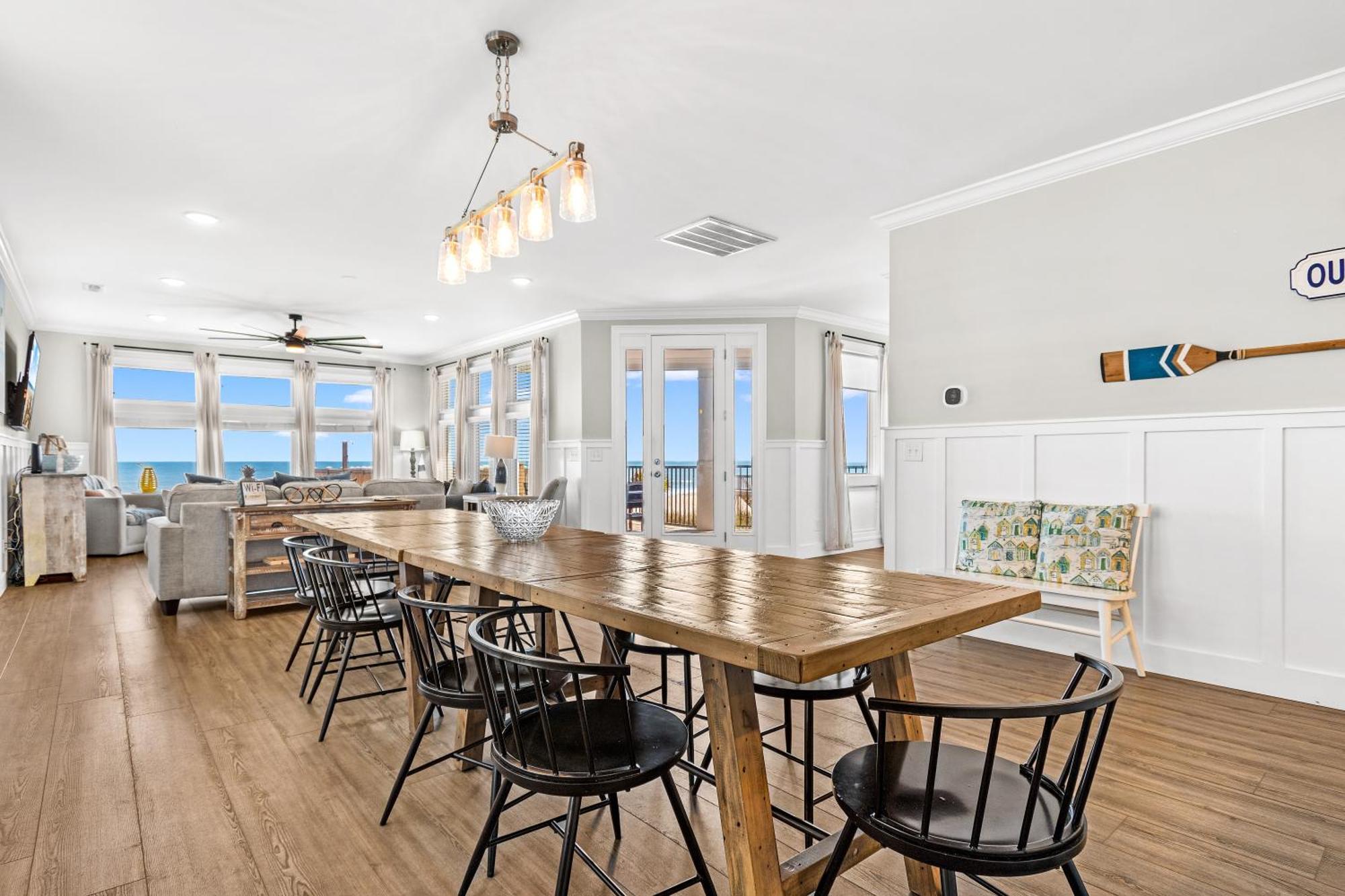 Ocean Breeze - Ocean Front, 7 Bedroom Holiday home Myrtle Beach