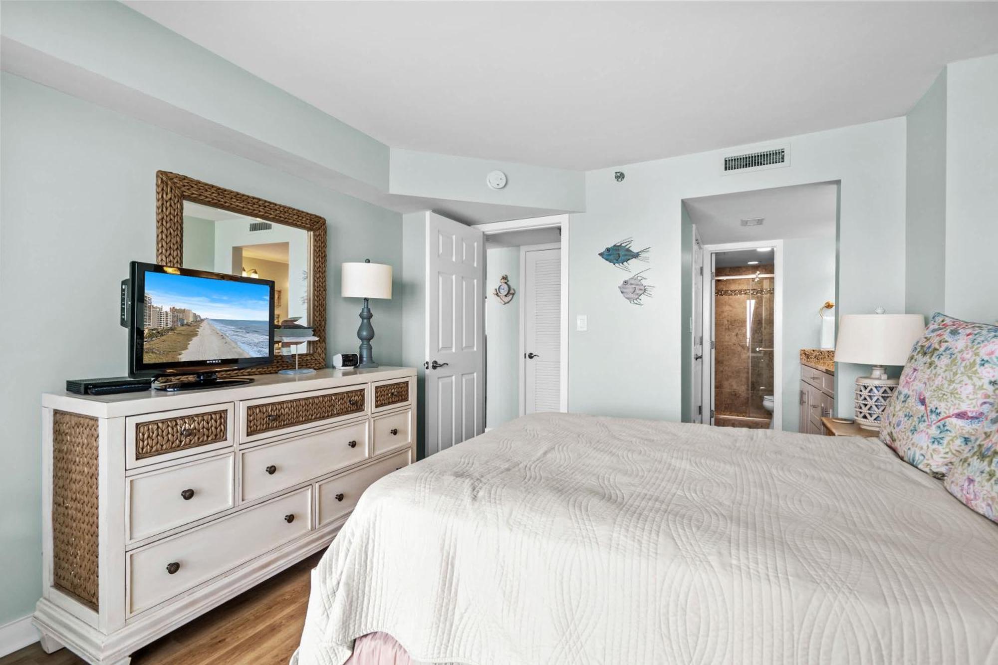 Windemere Beachfront Oasis With Hot Tub And Pool Access