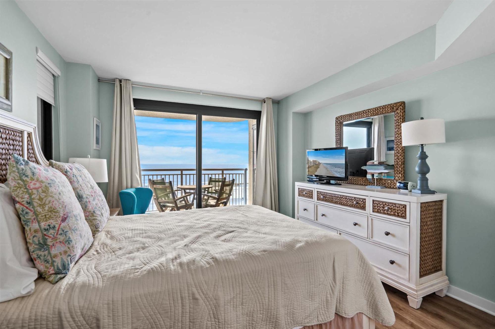 Windemere Beachfront Oasis With Hot Tub And Pool Access *