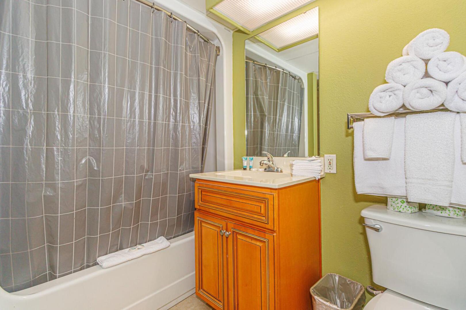 Oceanfront 3 Bedroom Condo- Newly Renovated-compass Cove North 1416 Holiday home *