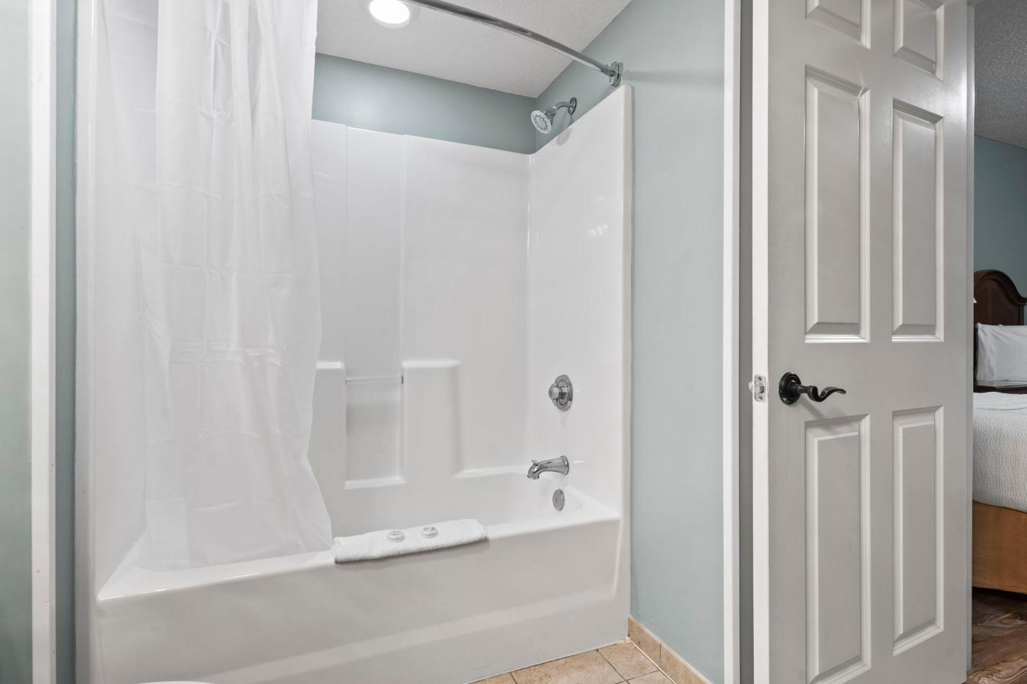 Stunning And Spacious 3 Bedroom Condo-immaculate Oceanfront Views! Anderson 211 *