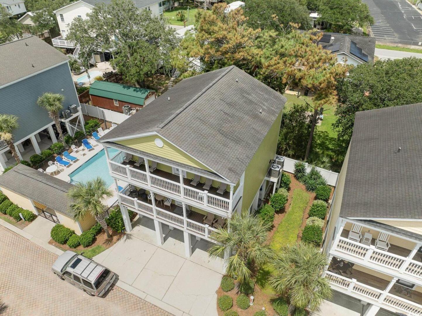 Captivating 4 Bedroom House With Double Balconies And A Community Pool-angler 3 *